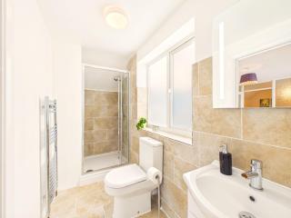 NEW Modern & Comfortable Home in Luton By Signature Stays - FREE Private Parking - 4