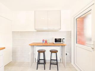 NEW Modern & Comfortable Home in Luton By Signature Stays - FREE Private Parking - 3