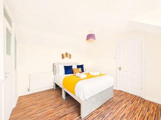 NEW Modern & Comfortable Home in Luton By Signature Stays - FREE Private Parking - 2