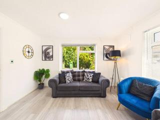 NEW Modern & Spacious Home in Oadby By Signature Stays - FREE Parking - 8