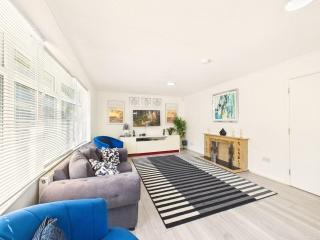 NEW Modern & Spacious Home in Oadby By Signature Stays - FREE Parking - 7