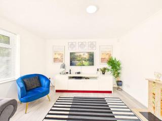 NEW Modern & Spacious Home in Oadby By Signature Stays - FREE Parking - 4