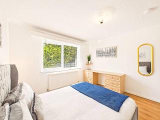 NEW Modern & Spacious Home in Oadby By Signature Stays - FREE Parking - 3