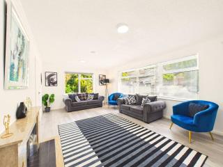 NEW Modern & Spacious Home in Oadby By Signature Stays - FREE Parking - 2