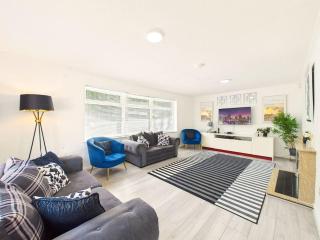 NEW Modern & Spacious Home in Oadby By Signature Stays - FREE Parking - 1