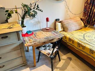 Artsy 2 bedroom home next to old town with Garden and Parking - 2