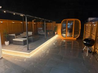 Modern 4-Bed House - Hot Tub & Sauna - Sleeps 14 - 0
