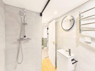 NEW High Street by Signature Stays - 2 Bedroom - Modern - 2
