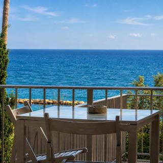 Beachfront - spacious 2 bedroom - 0
