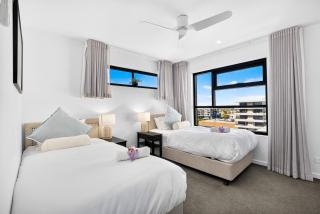 3-Bedroom Apartment with Sea View, Rooftop Pool, Study & Free Parking - 1