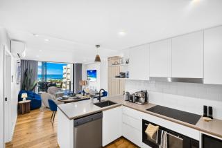 3-Bedroom Apartment with Sea View, Rooftop Pool, Study & Free Parking - 5