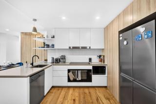 3-Bedroom Apartment with Sea View, Rooftop Pool, Study & Free Parking - 3