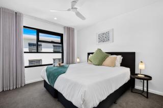 3-Bedroom Apartment with Sea View, Rooftop Pool, Study & Free Parking - 2