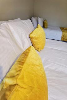 M1,Nottingham,Budget Friendly large 5 BR HSE,Sleeps 11,Parking - 0