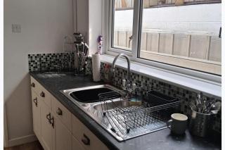 House Sleeps 5 with Parking and Garden - 1