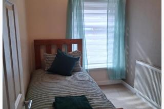 House Sleeps 5 with Parking and Garden - 4