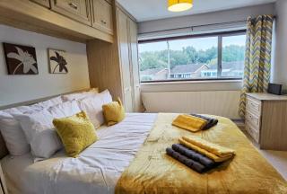 M1,Nottingham,Budget Friendly large 5 BR HSE,Sleeps 11,Parking - 6