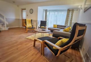 M1,Nottingham,Budget Friendly large 5 BR HSE,Sleeps 11,Parking - 3