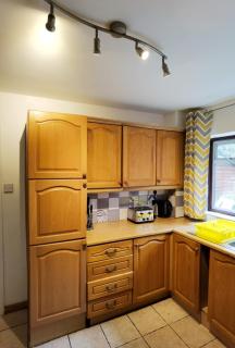 M1,Nottingham,Budget Friendly large 5 BR HSE,Sleeps 11,Parking - 1