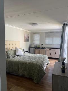 Checked Inn 41F2 - 9