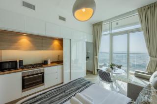 Vacationer Holiday Homes I Gorgeous Studio with City Skyline View I Prime Location in Marina - 3