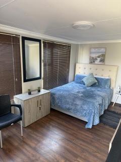Checked Inn 41F2 - 0
