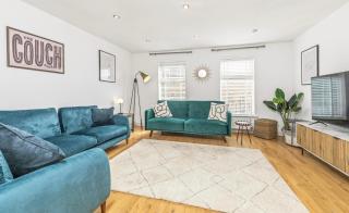 4 Bed Home near M1 with parking Sleeps 7 - 0