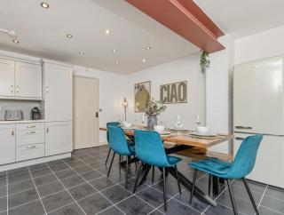 4 Bed Home near M1 with parking Sleeps 7 - 8