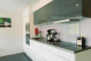 Spacious Aurora Apartment, King Beds - 8