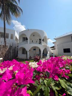 Kaleb's Beachfront Holiday Home - 8