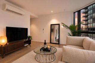 Docklands Waterfront Luxury Views with Pool, Gym & Parking - 1