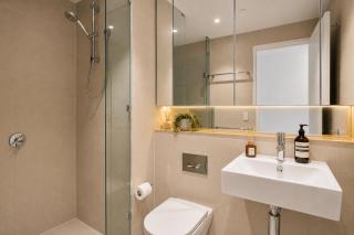 Docklands Waterfront Luxury Views with Pool, Gym & Parking - 2