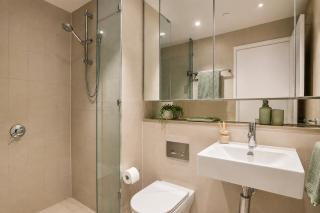 Docklands Waterfront Luxury Views with Pool, Gym & Parking - 4