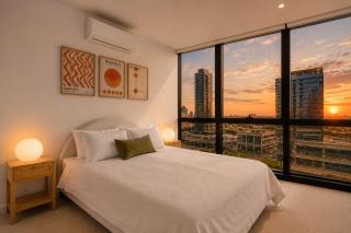Docklands Waterfront Luxury Views with Pool, Gym & Parking - 8