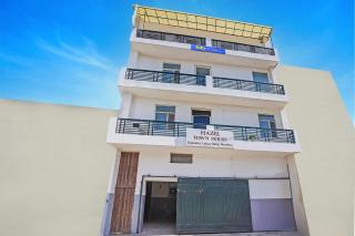 FabHotel Hazel Town House - 1