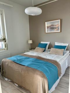 2ndhomes Cozy Central 2BR Apartment Sauna Balcony Parking - 1