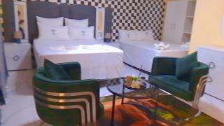 MC One Stop Road Lounge Hotel - 7