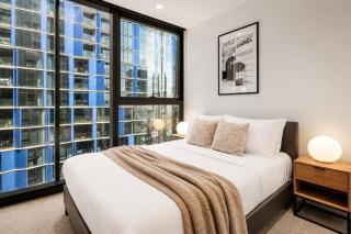 Skyline Melbourne City Retreat with Pool Gym and Sauna - 3