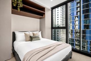 Skyline Melbourne City Retreat with Pool Gym and Sauna - 7