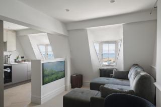 Beautiful Apartment on Pier Sea Views & Parking - 8