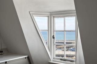 Beautiful Apartment on Pier Sea Views & Parking - 4