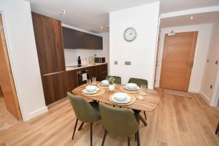 Bright 2 Bed Apartment in Central Leeds - Sleeps 4 - 9