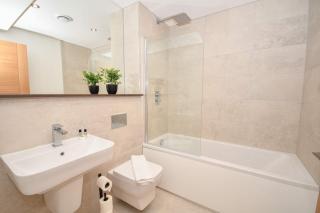 Bright 2 Bed Apartment in Central Leeds - Sleeps 4 - 5