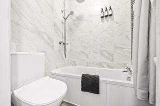 King Bed Apartment 5 Mins To Piece Hall, Lloyds And Trains - 4