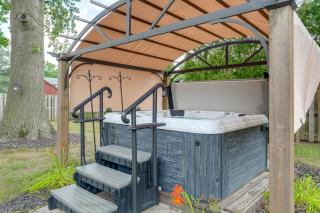 Hot Tub, Gym & Office! Family Home in Massillon - 9