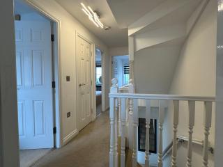 Spacious 4 bed home for Families & contractors. - 2