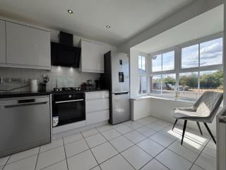Spacious 4 bed home for Families & contractors. - 4