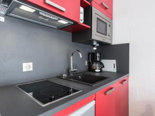 Studio rénové proche pistes et commerces avec balcon - FR-1-502-425 - 2