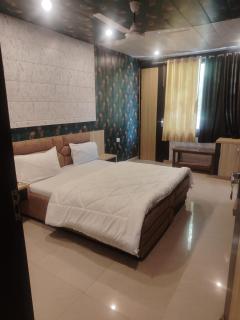 Sameer hotel kaichi dham - 8