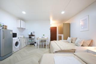 4 guests condo near Impact, Wi-Fi & washer C5 - 6